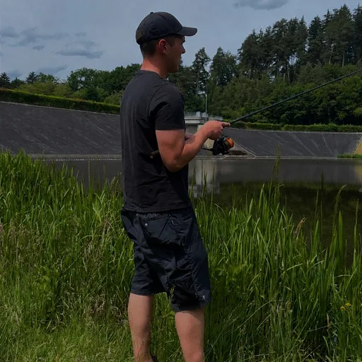 Jannik beim Angeln am Wasser